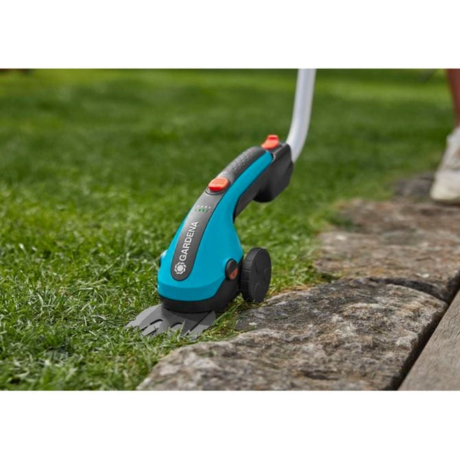 Gardena акумулаторна ножица за трева classiccut li комплект (тюркоазено черно, вкл. Li-ion батерия 2,5ah, телескопична дръжка)